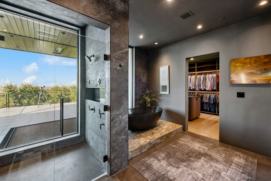 luxury celebrity bathroom
